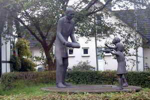 Raiffeisen -Denkmal 23 30003
